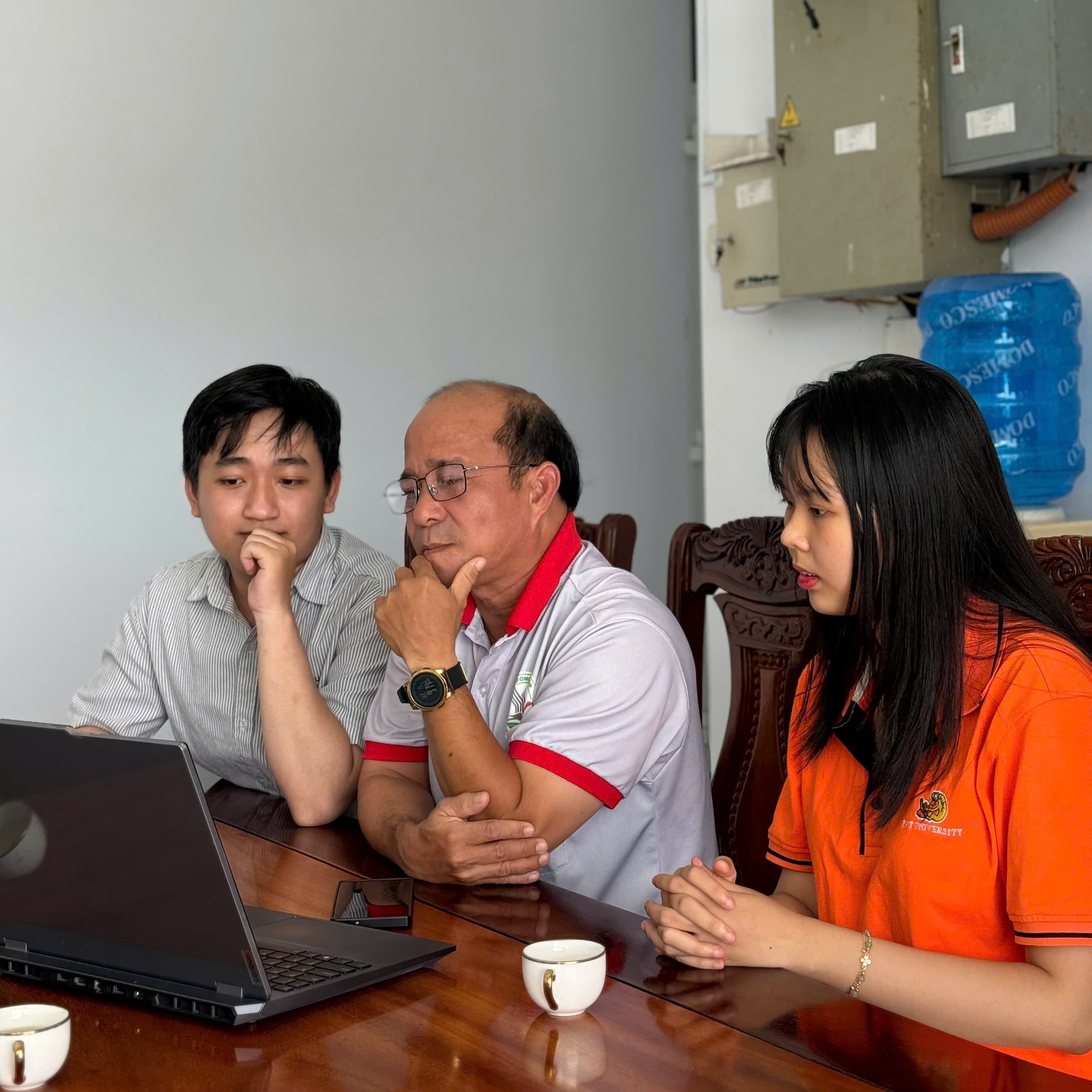 Đội ngũ ENEDEN cùng đại diện Vườn Quốc gia Tràm Chim trao đổi bên máy tính