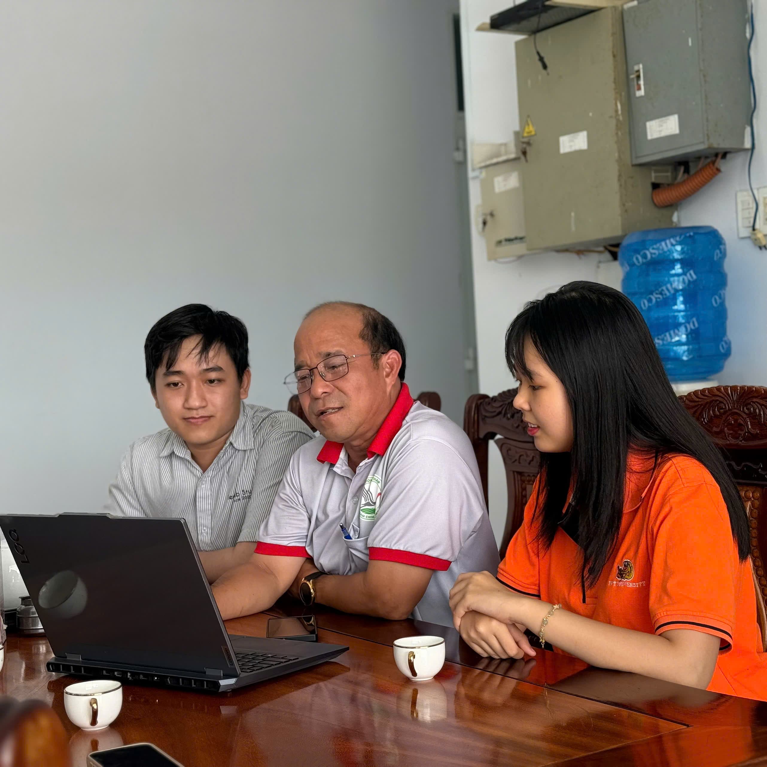 Đội ngũ ENEDEN giới thiệu website trong buổi làm việc tại Tràm Chim